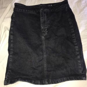 American Eagle black denim skirt.